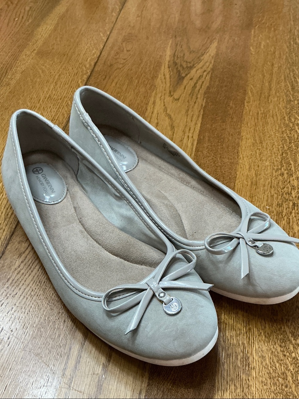 Woman’s Giani Bernini grey slip on ballet flat. Size 7. Bow. Suede inner sole.